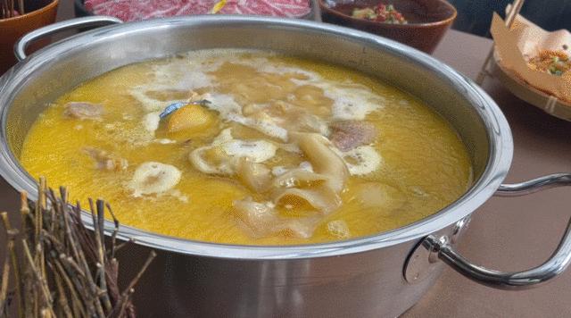 让成都的花胶鲍鱼鸡一姐，给你们讲哈小红袍的故事