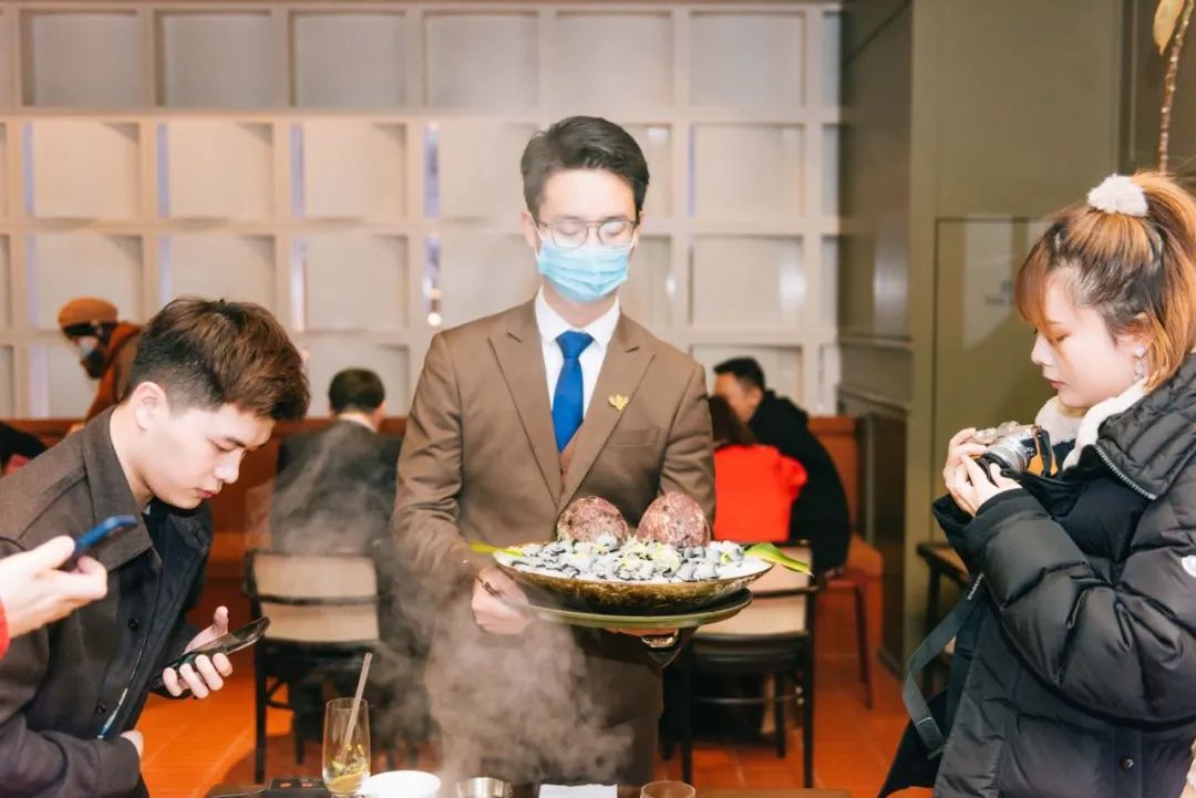 让成都的花胶鲍鱼鸡一姐，给你们讲哈小红袍的故事