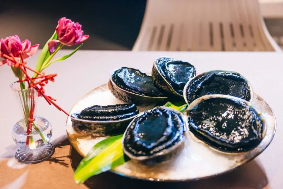 让成都的花胶鲍鱼鸡一姐，给你们讲哈小红袍的故事