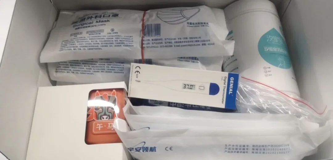 来晒一下公司发的年货,晒晒公司发的年货