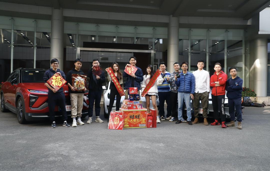 特斯拉小鹏蔚来激烈驾驶评测,作死挑战骑电动车