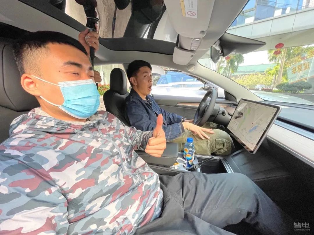 特斯拉小鹏蔚来激烈驾驶评测,作死挑战骑电动车