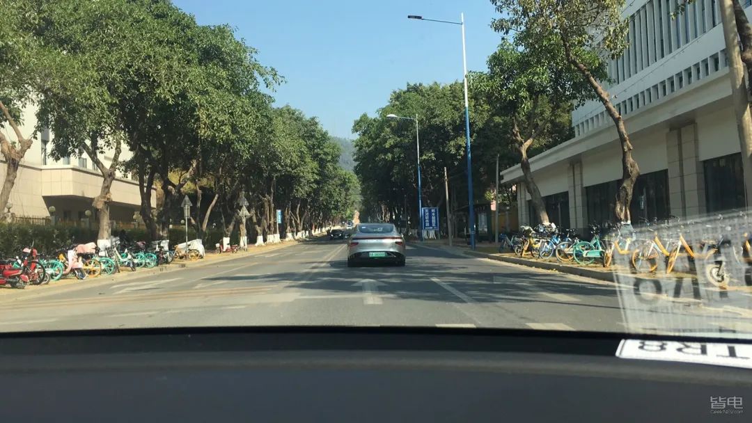 特斯拉小鹏蔚来激烈驾驶评测,作死挑战骑电动车