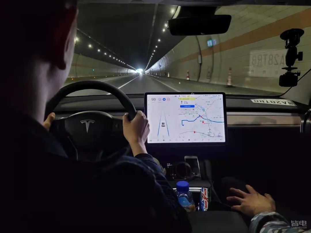 特斯拉小鹏蔚来激烈驾驶评测,作死挑战骑电动车