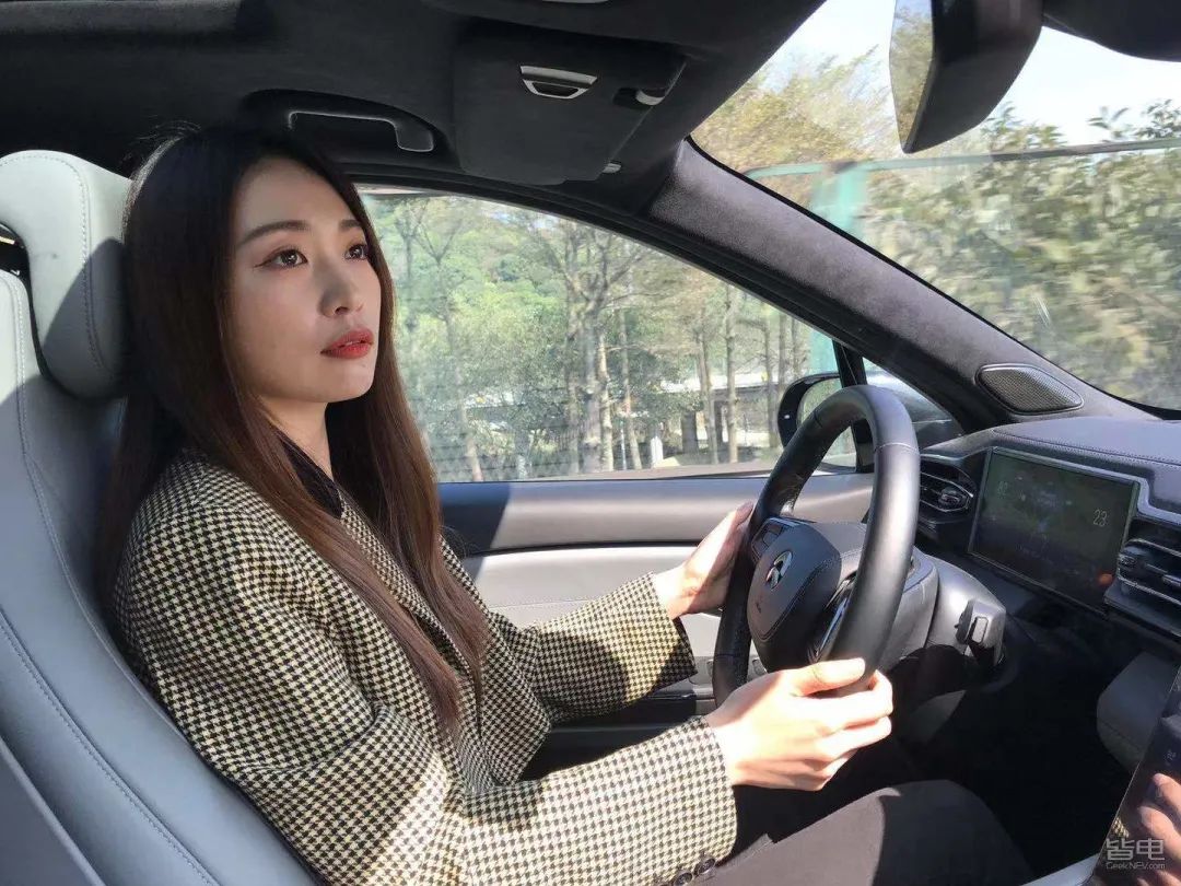 特斯拉小鹏蔚来激烈驾驶评测,作死挑战骑电动车