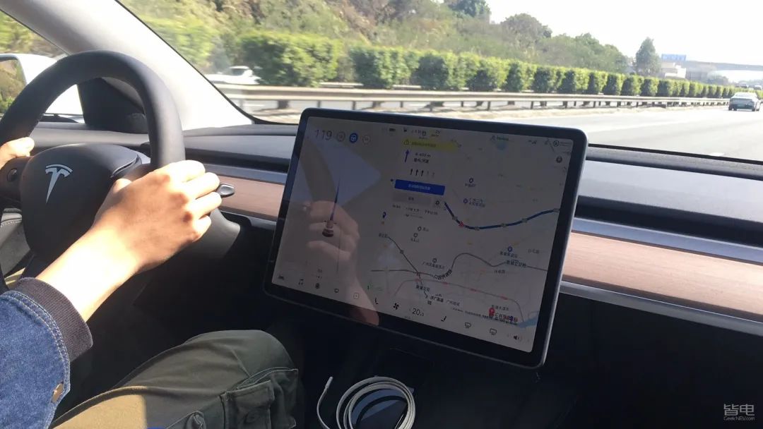 特斯拉小鹏蔚来激烈驾驶评测,作死挑战骑电动车