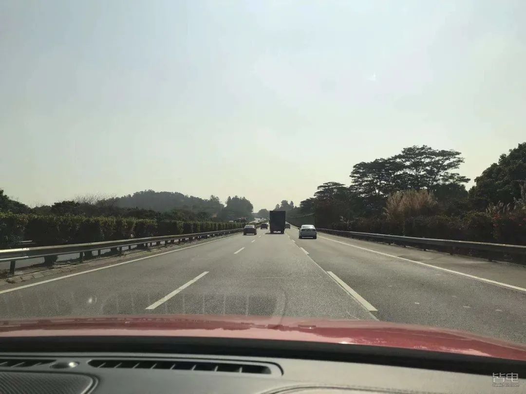 特斯拉小鹏蔚来激烈驾驶评测,作死挑战骑电动车