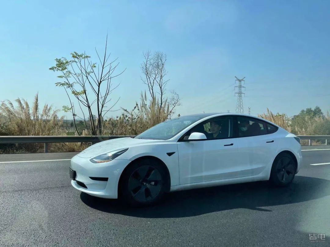 特斯拉小鹏蔚来激烈驾驶评测,作死挑战骑电动车