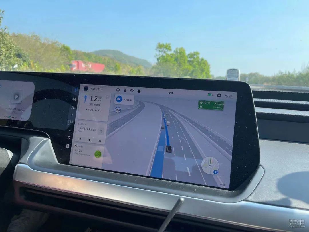 特斯拉小鹏蔚来激烈驾驶评测,作死挑战骑电动车