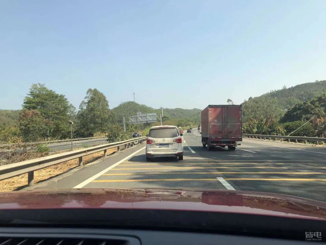 特斯拉小鹏蔚来激烈驾驶评测,作死挑战骑电动车