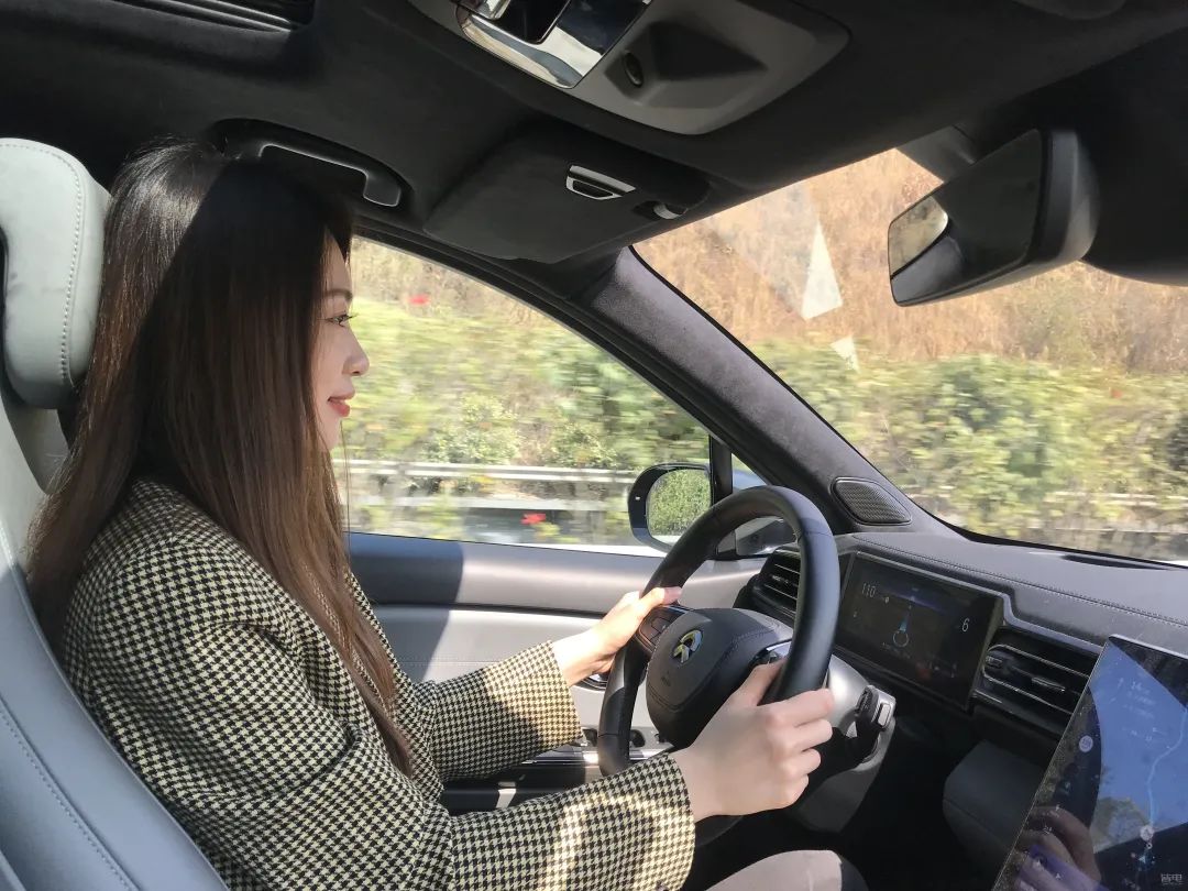 特斯拉小鹏蔚来激烈驾驶评测,作死挑战骑电动车