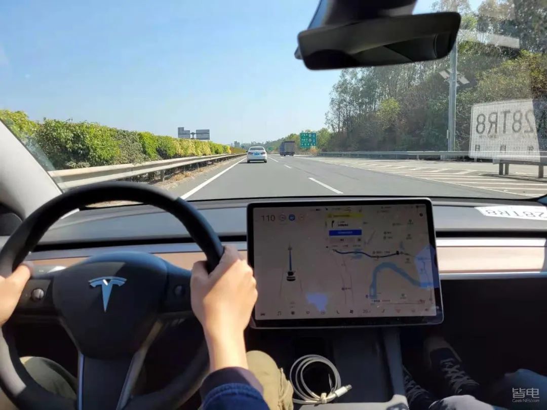 特斯拉小鹏蔚来激烈驾驶评测,作死挑战骑电动车