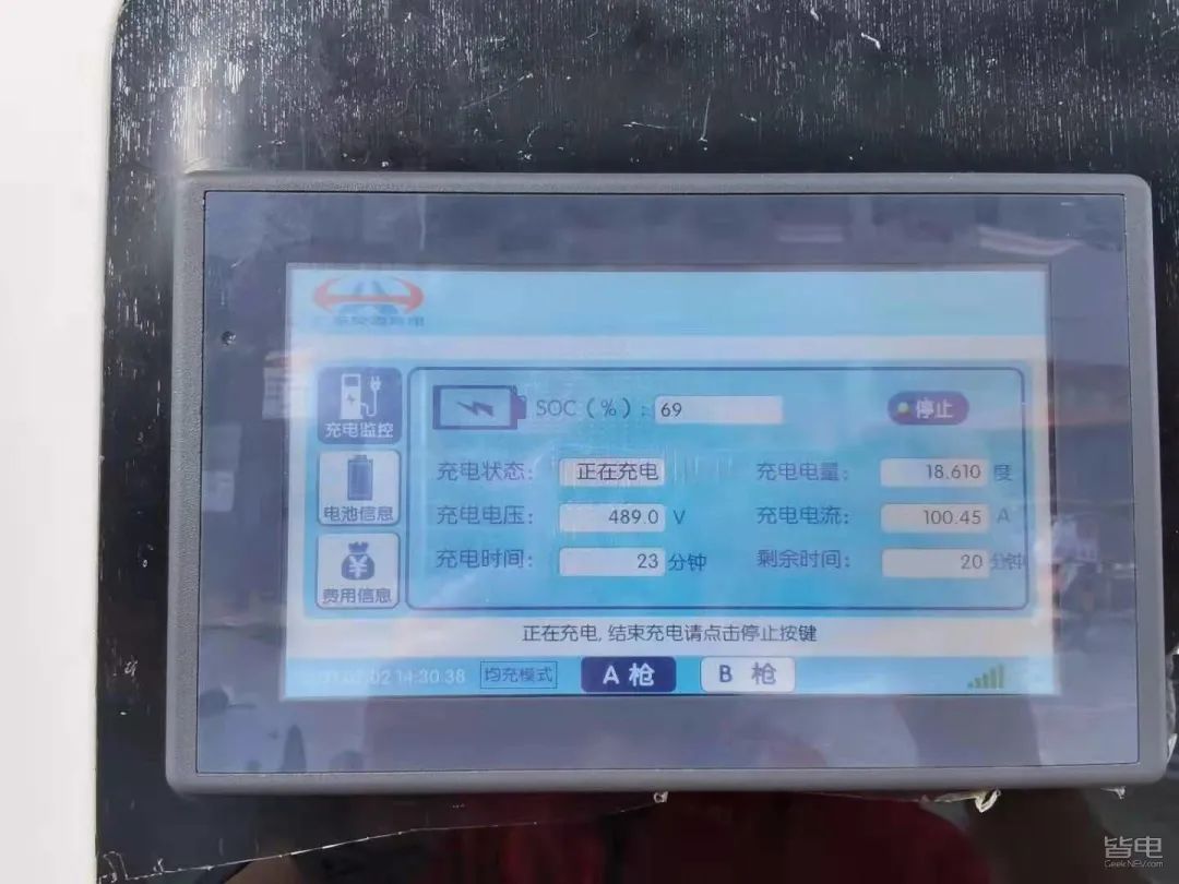 特斯拉小鹏蔚来激烈驾驶评测,作死挑战骑电动车