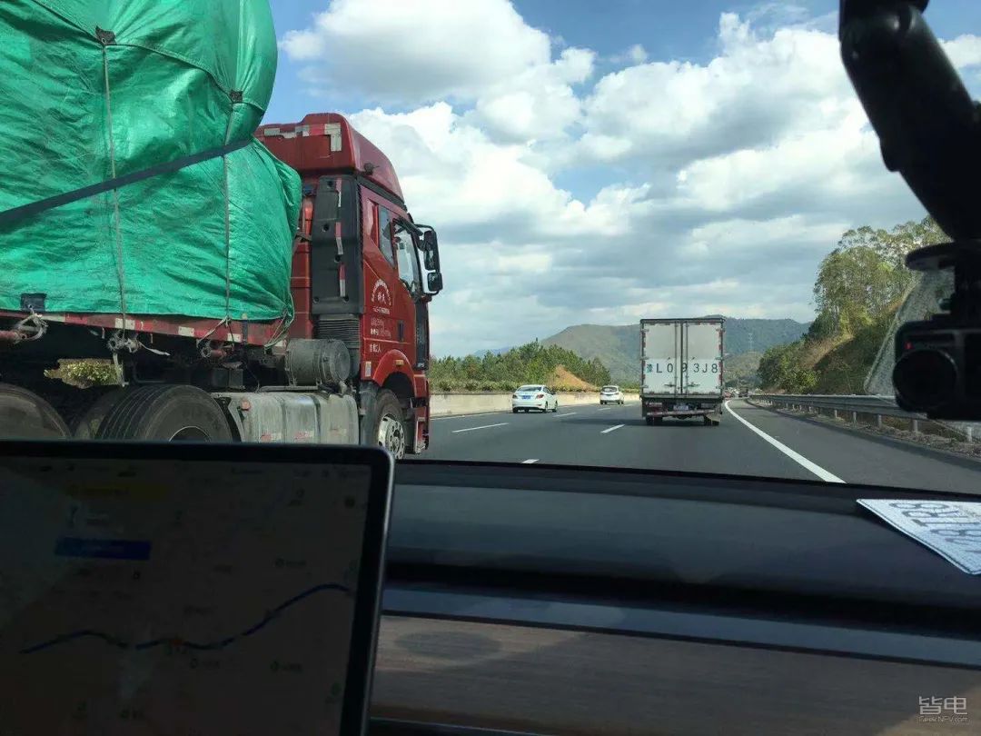 特斯拉小鹏蔚来激烈驾驶评测,作死挑战骑电动车