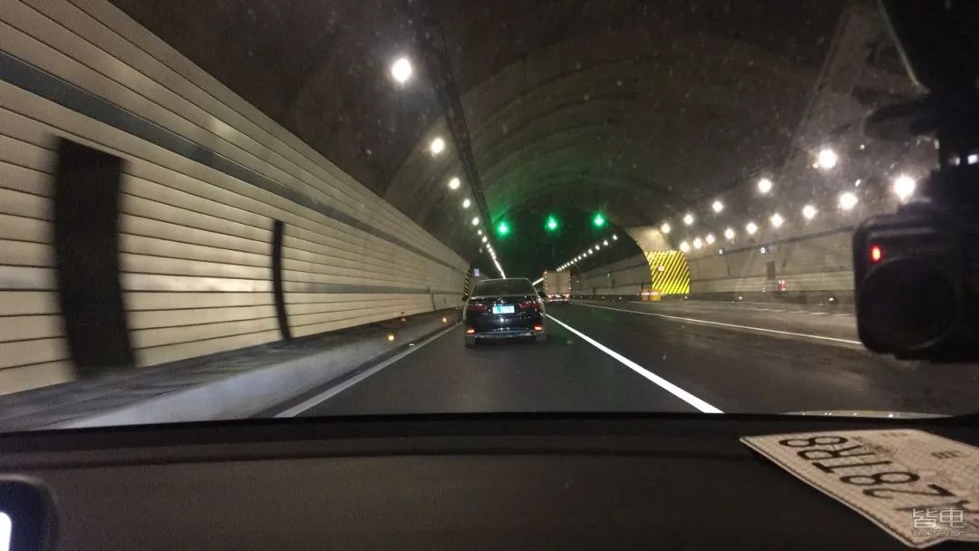 特斯拉小鹏蔚来激烈驾驶评测,作死挑战骑电动车