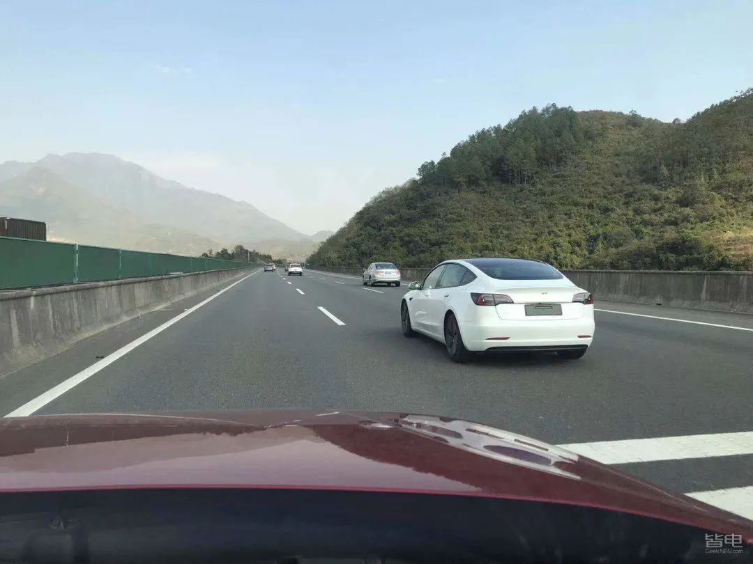 特斯拉小鹏蔚来激烈驾驶评测,作死挑战骑电动车