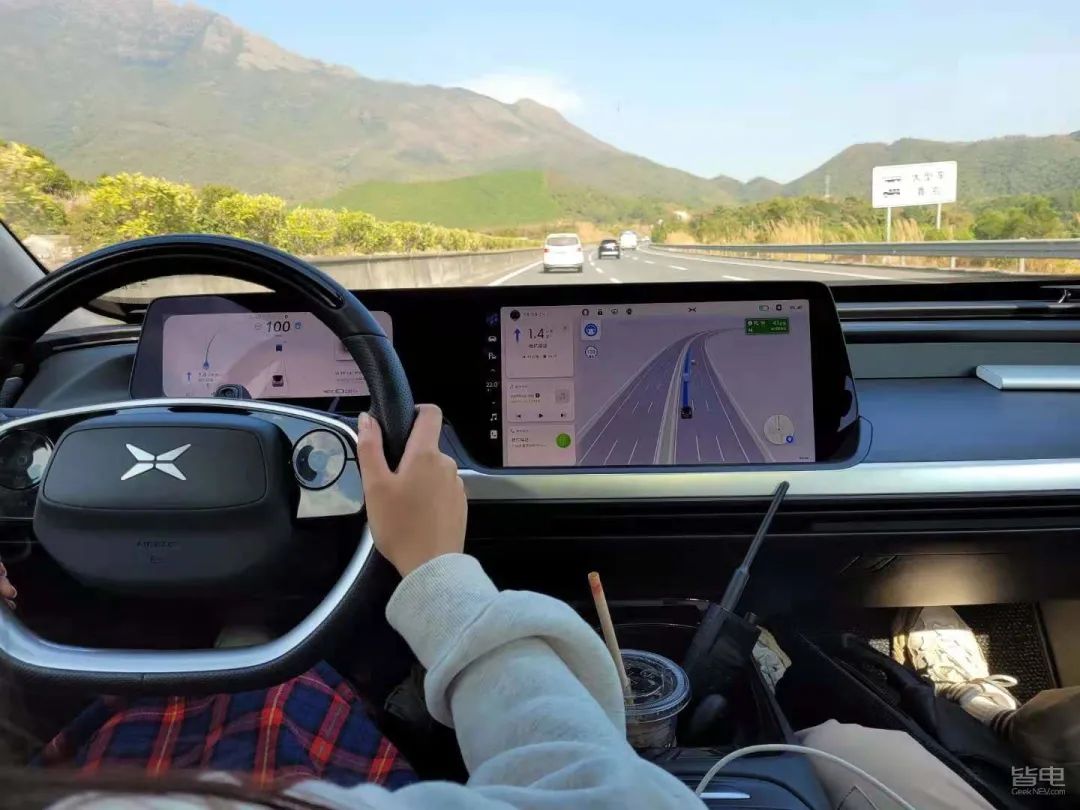 特斯拉小鹏蔚来激烈驾驶评测,作死挑战骑电动车