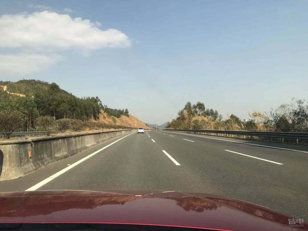 特斯拉小鹏蔚来激烈驾驶评测,作死挑战骑电动车