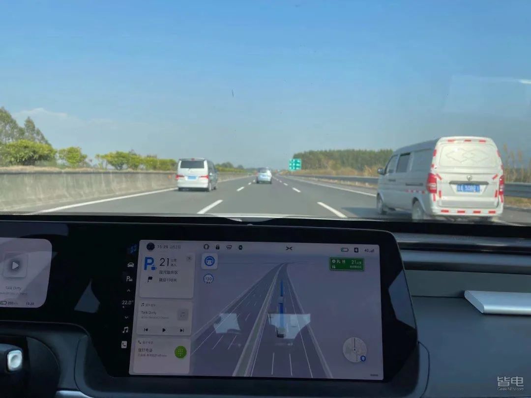 特斯拉小鹏蔚来激烈驾驶评测,作死挑战骑电动车