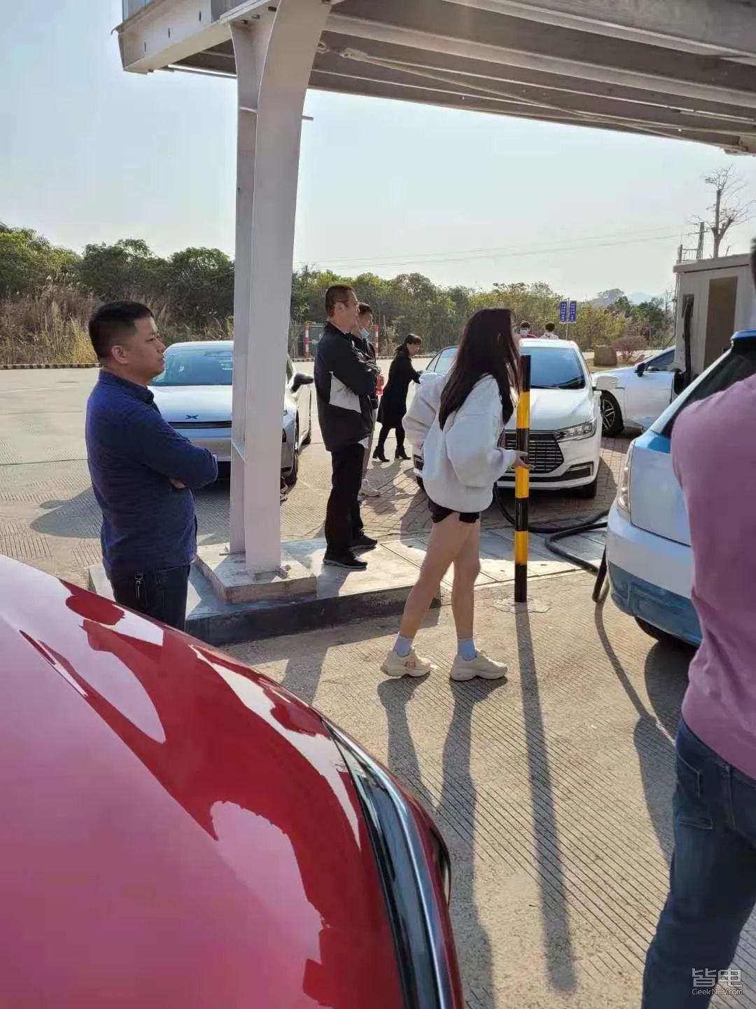 特斯拉小鹏蔚来激烈驾驶评测,作死挑战骑电动车