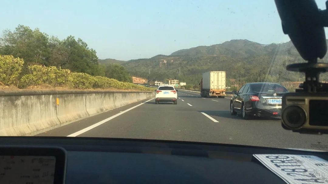 特斯拉小鹏蔚来激烈驾驶评测,作死挑战骑电动车