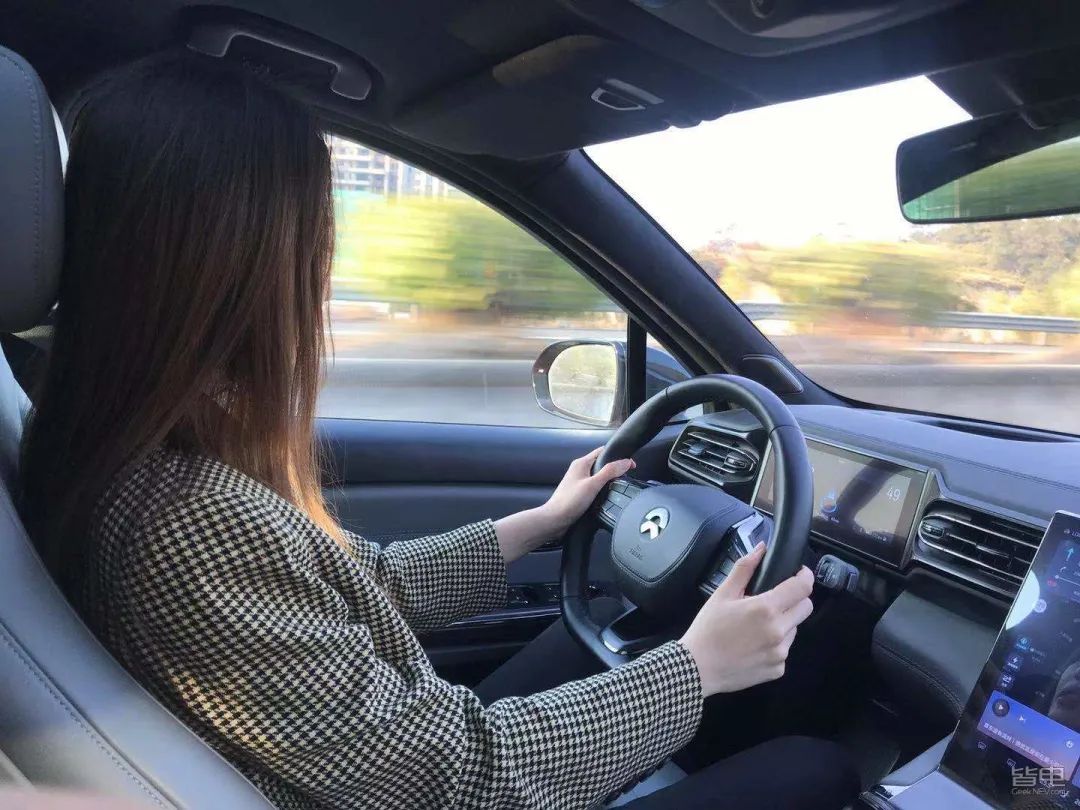 特斯拉小鹏蔚来激烈驾驶评测,作死挑战骑电动车