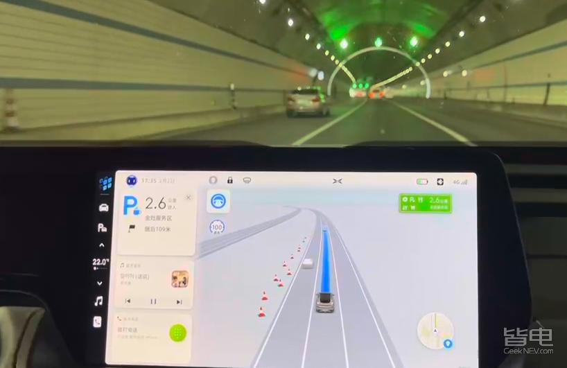 特斯拉小鹏蔚来激烈驾驶评测,作死挑战骑电动车