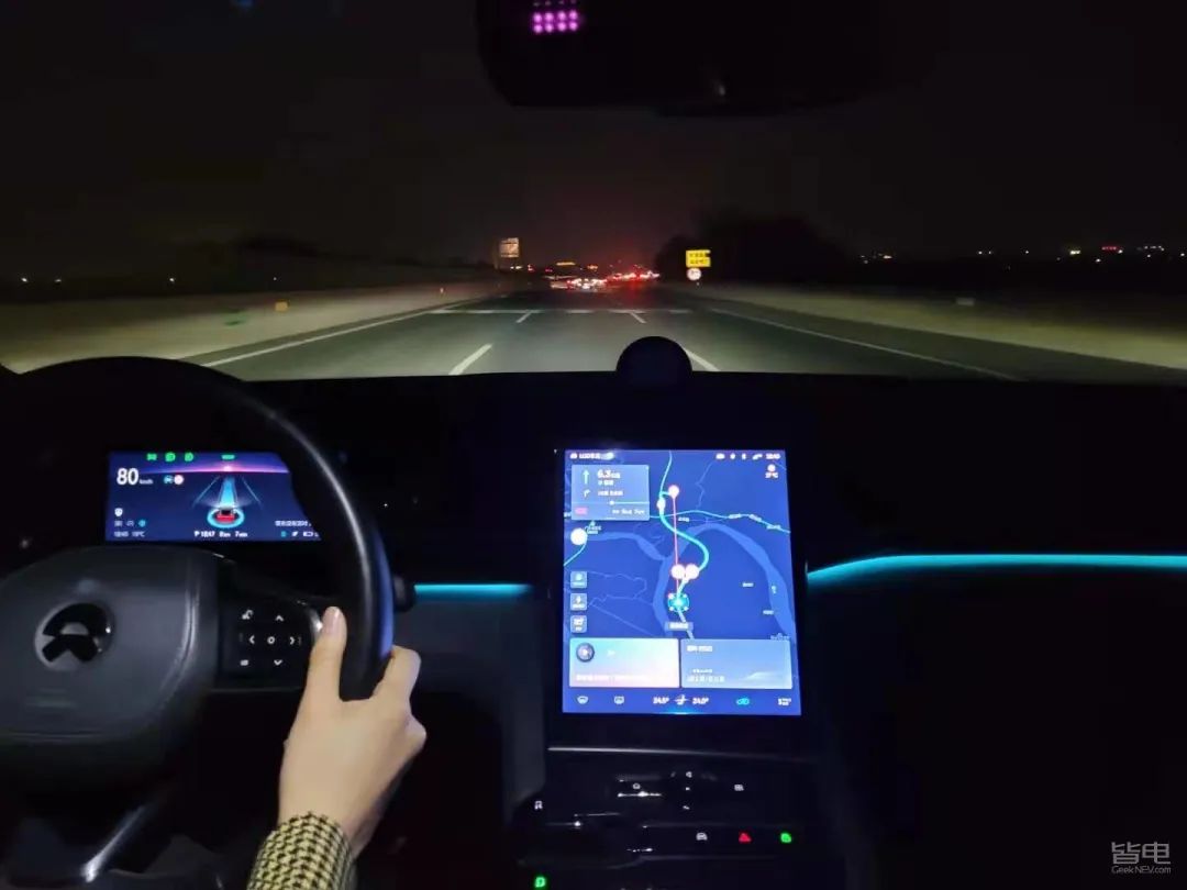 特斯拉小鹏蔚来激烈驾驶评测,作死挑战骑电动车
