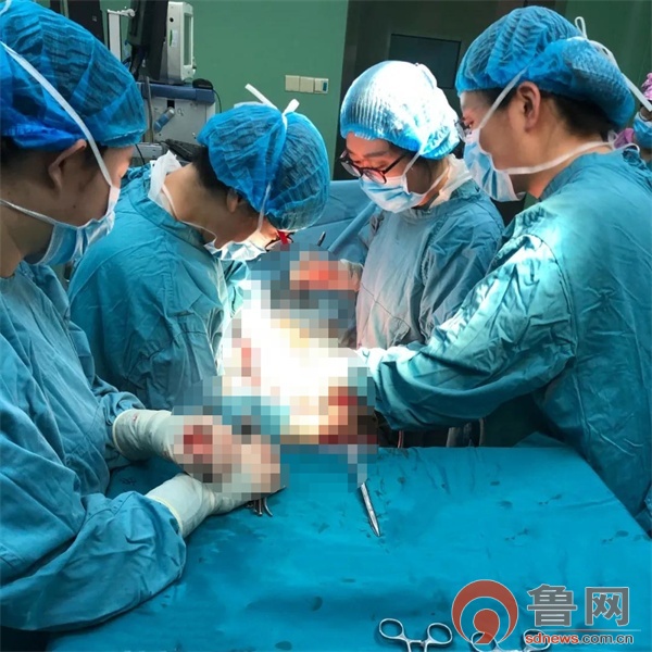 医生抢救大出血孕妇报道,聊城孕妇羊水破裂交警开道送医