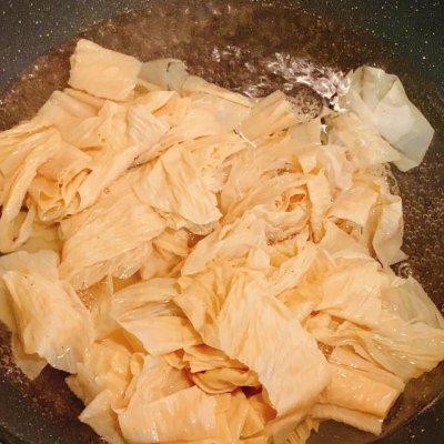 凉拌香辣豆腐皮,比辣条还好吃的豆腐皮做法