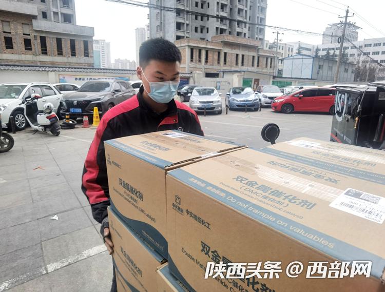 就地过年年味浓｜东北小伙西安送快递过年不打烊最惦记家乡菜小鸡炖蘑菇