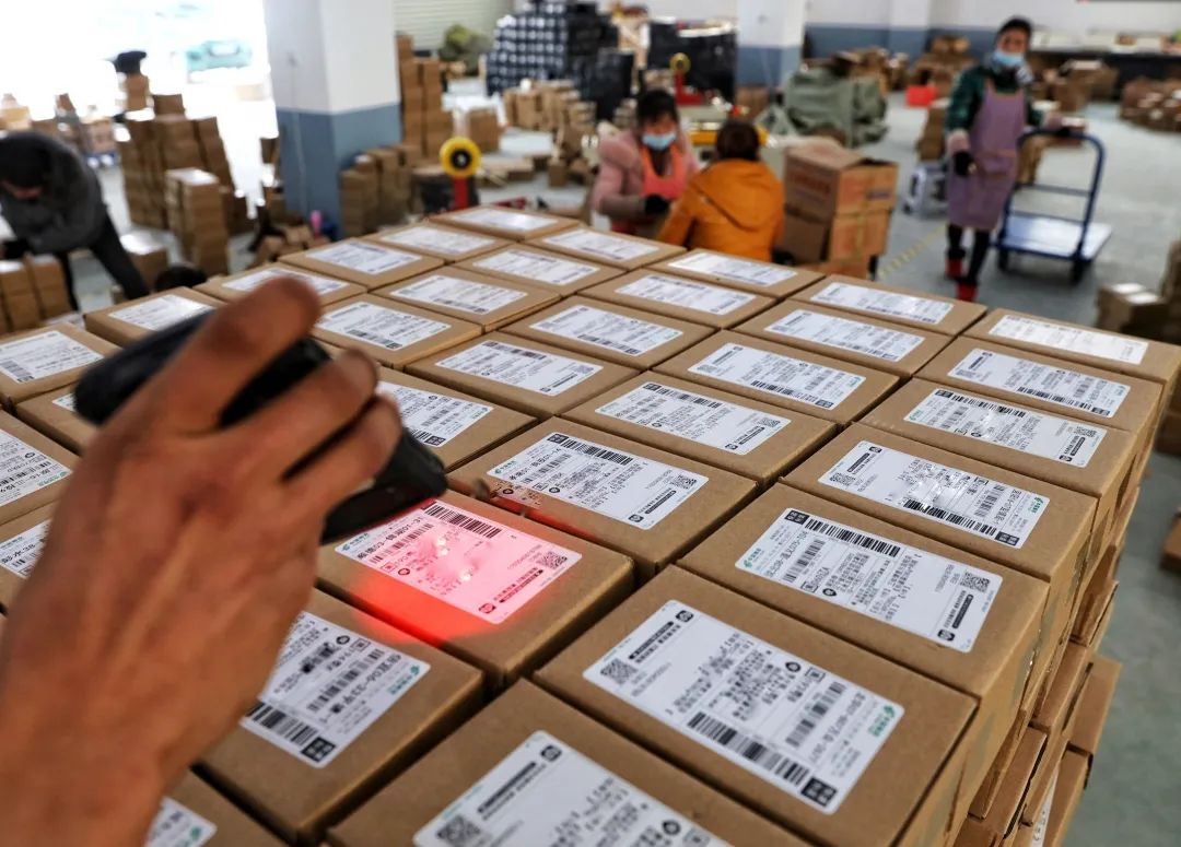 春节临近广西南宁市民选购年货,拼多多春节不打烊消费者服务体验