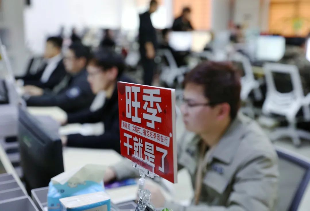 春节临近广西南宁市民选购年货,拼多多春节不打烊消费者服务体验