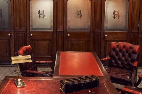 好莱坞拍了隔离期间的《史密斯夫妇》，他们盯上了全球顶奢百货里价值2700万的钻石