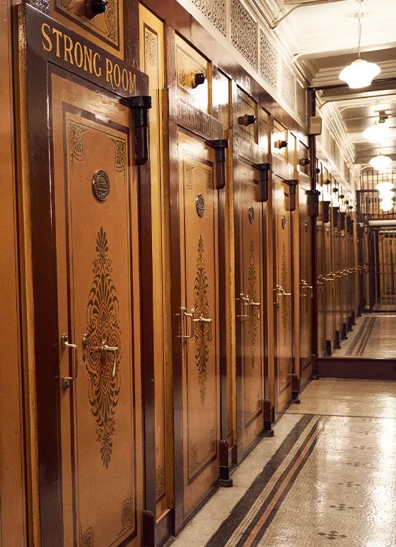 好莱坞拍了隔离期间的《史密斯夫妇》，他们盯上了全球顶奢百货里价值2700万的钻石