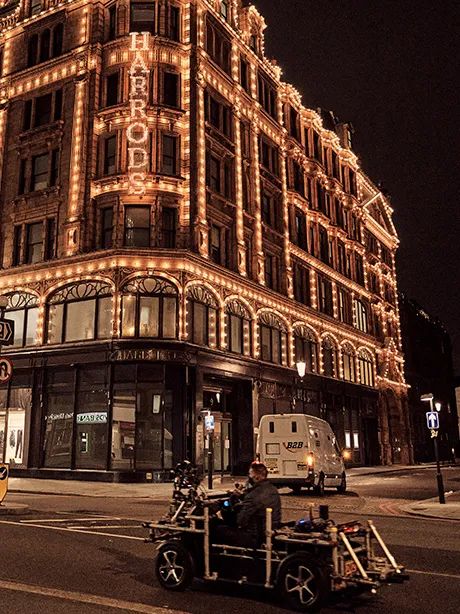 好莱坞拍了隔离期间的《史密斯夫妇》，他们盯上了全球顶奢百货里价值2700万的钻石