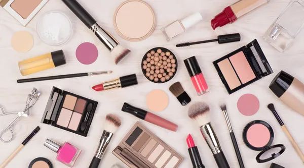 画风奇特！医美火爆，市场唯一女性消费基金却狂买新能源、插座，化妆品去哪了？