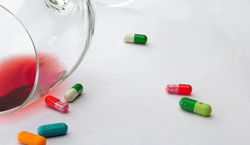 头孢跟酒喝一定会出事吗,“头孢就酒”为何会“说走就走”