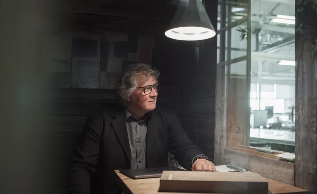 这些传奇大师的眼镜框,竟也成了他们最著名的“作品”之一?