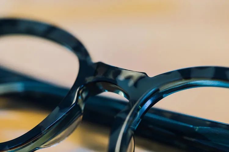 这些传奇大师的眼镜框,竟也成了他们最著名的“作品”之一?