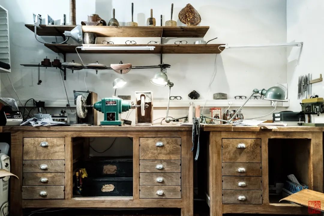 这些传奇大师的眼镜框,竟也成了他们最著名的“作品”之一?