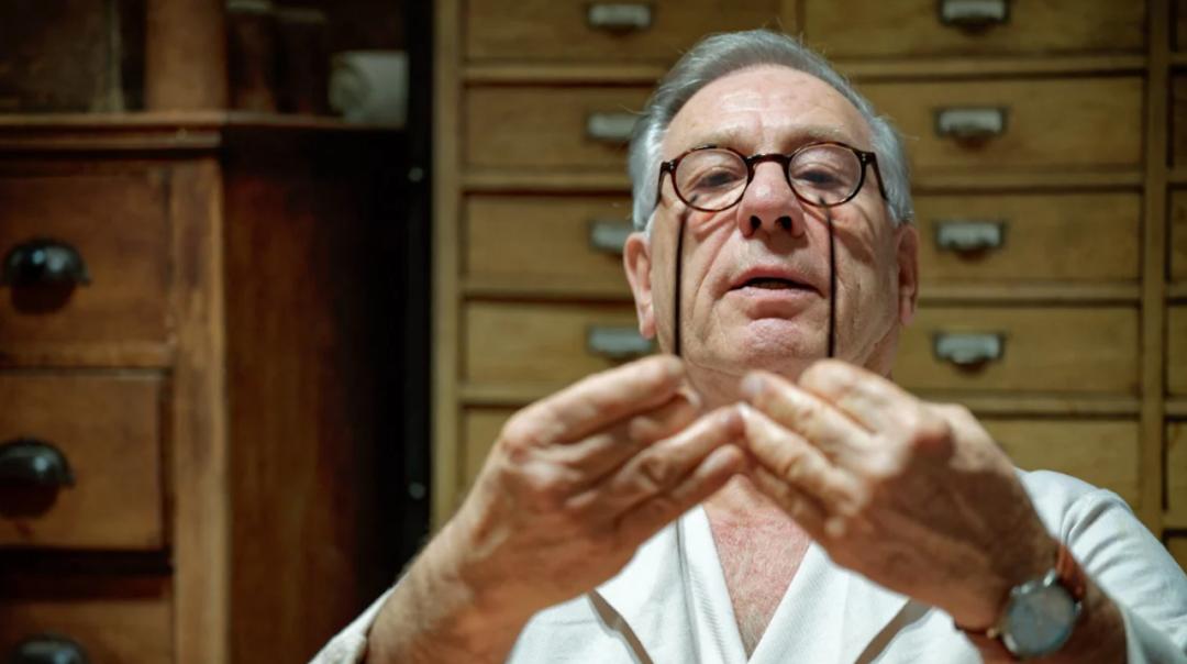 这些传奇大师的眼镜框,竟也成了他们最著名的“作品”之一?