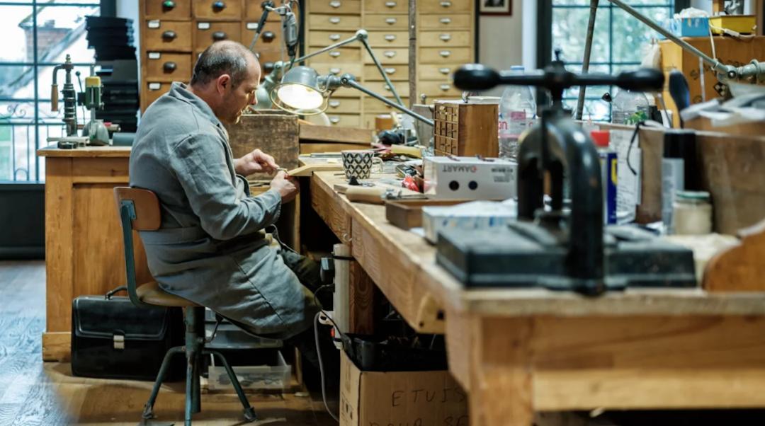 这些传奇大师的眼镜框,竟也成了他们最著名的“作品”之一?