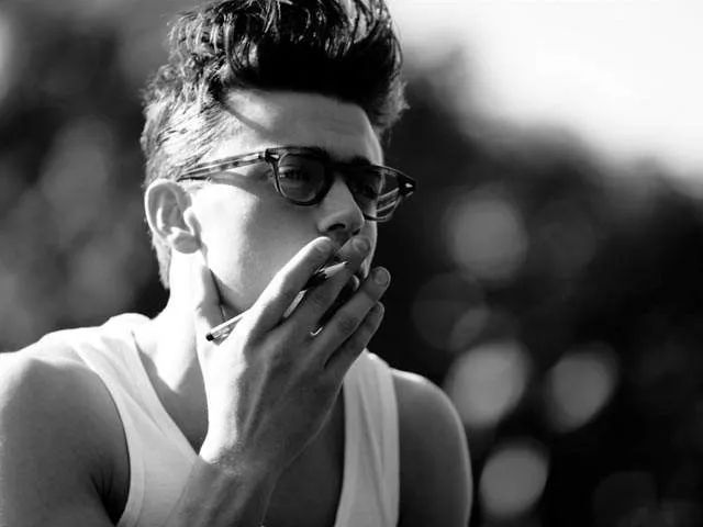 这些传奇大师的眼镜框,竟也成了他们最著名的“作品”之一?