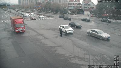 两个大男人街头上演“爱的抱抱”？一句话戳心了……