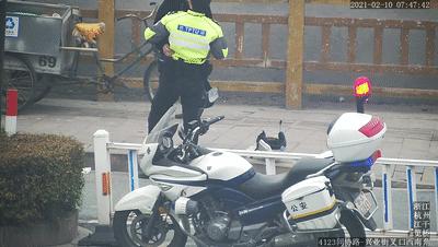 两个大男人街头上演“爱的抱抱”？一句话戳心了……