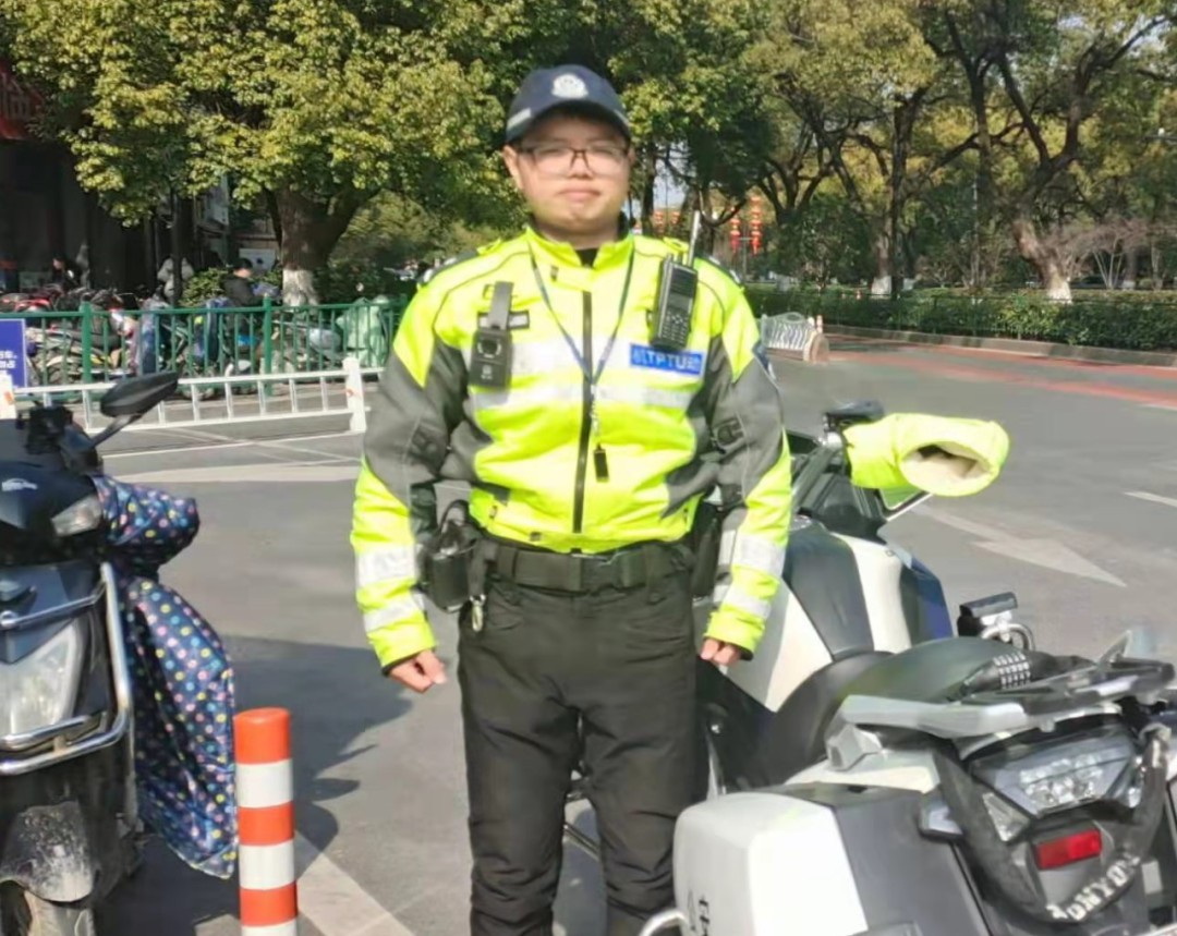 两个大男人街头上演“爱的抱抱”？一句话戳心了……