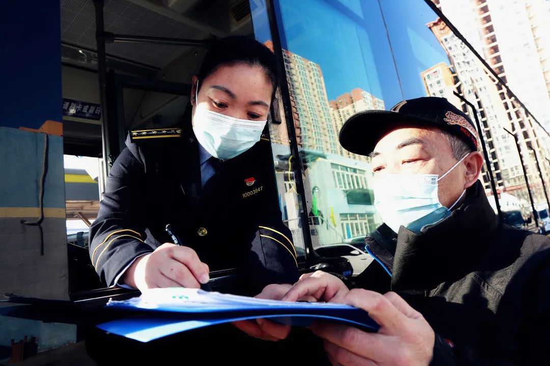 坚守岗位交通人,坚守岗位的交通人