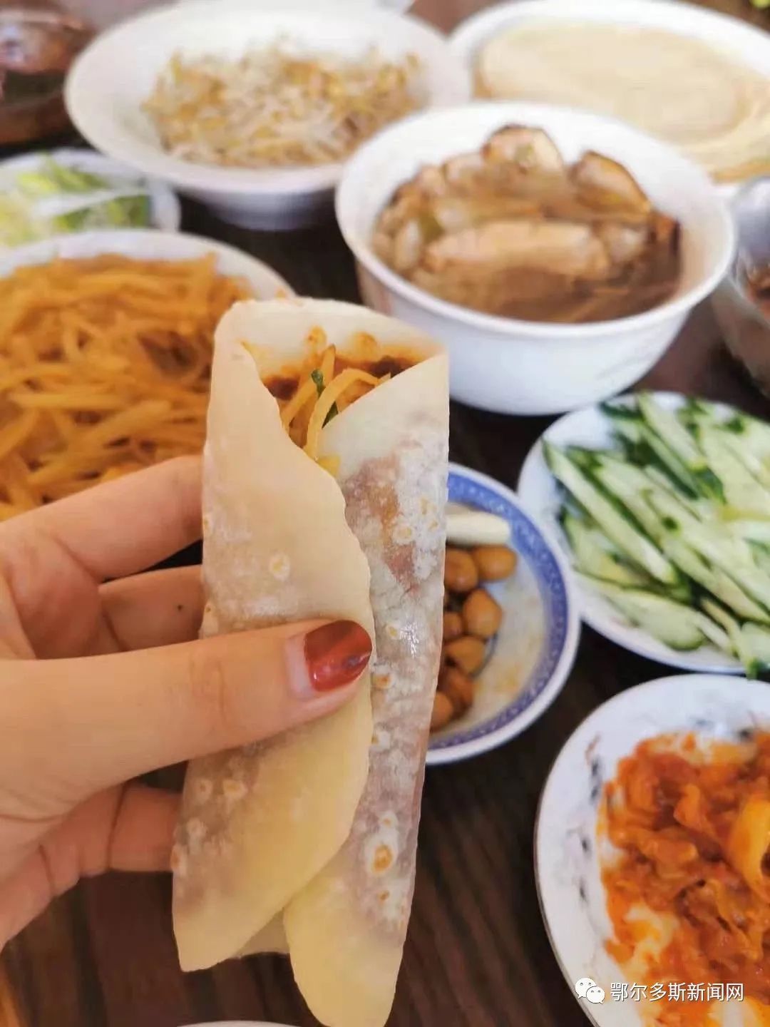 春饼怎么做又软又薄视频,春饼的做法和面技巧