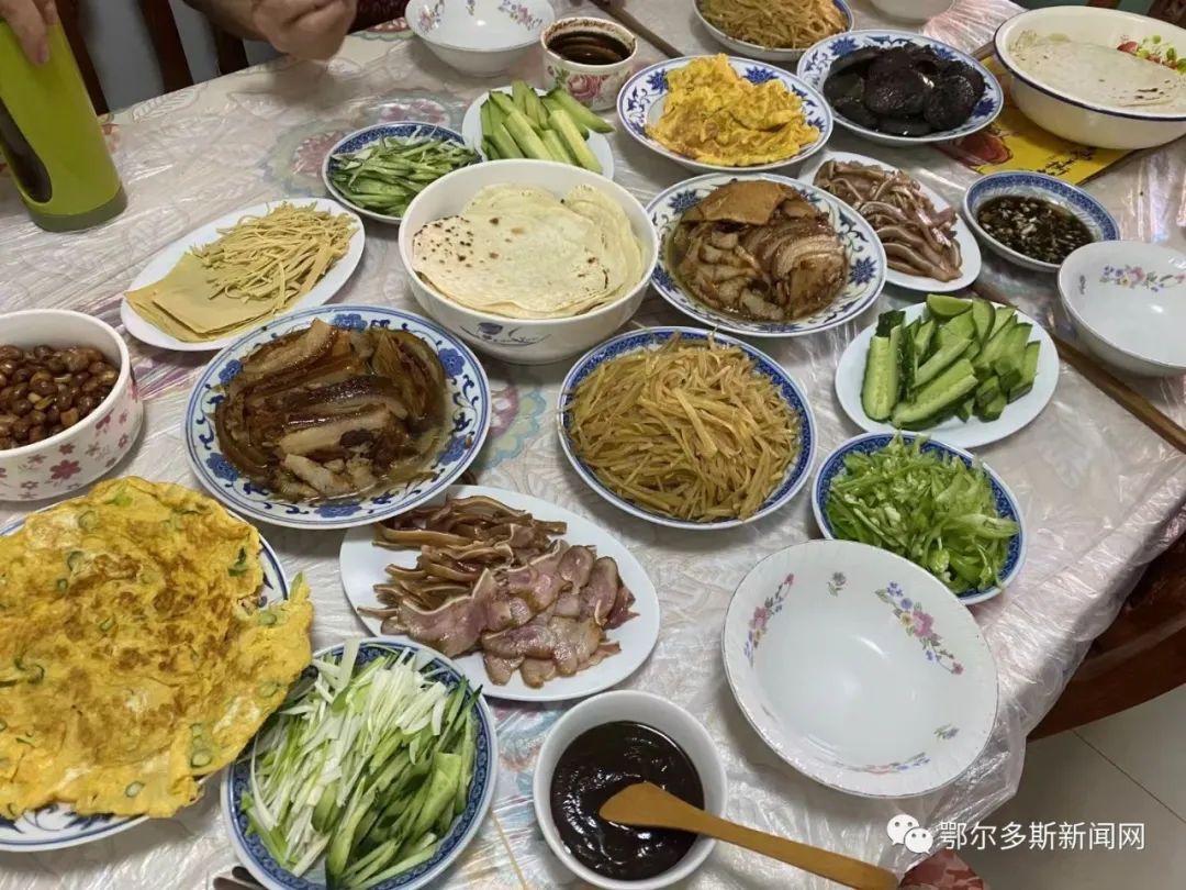 春饼怎么做又软又薄视频,春饼的做法和面技巧